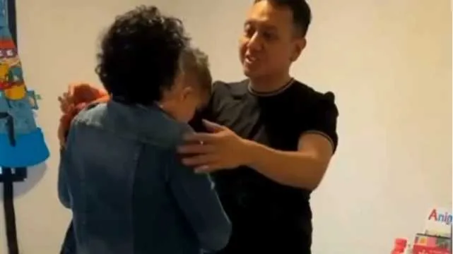 Pareja emocionada escuchando su canción personalizada Lirika con calidad de estudio. Pareja emocionada escuchando su canción personalizada Lirika con calidad de estudio.